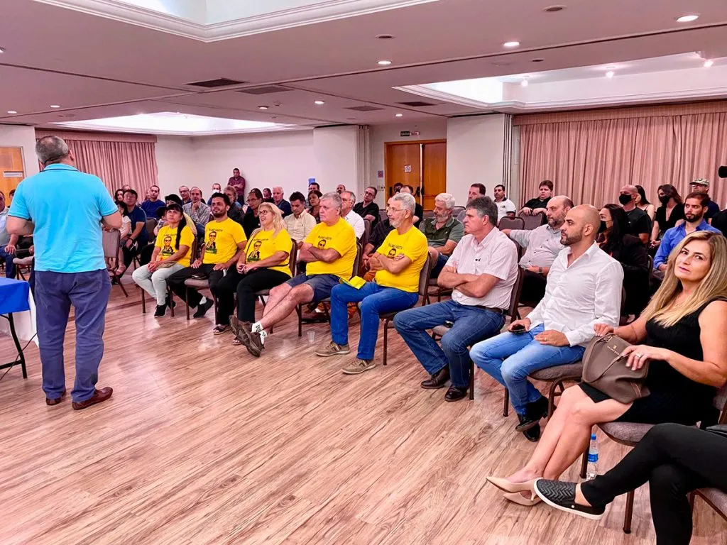 Palestrante fala de pé para a plateia no congresso de Taubaté